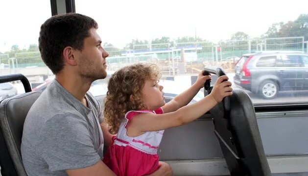 Сижу на коленях у папы. Папа в общественном транспорте. девочка на коленях у папы в автобусе. дочь на коленях у папы. папы и дочки в троллейбусе.