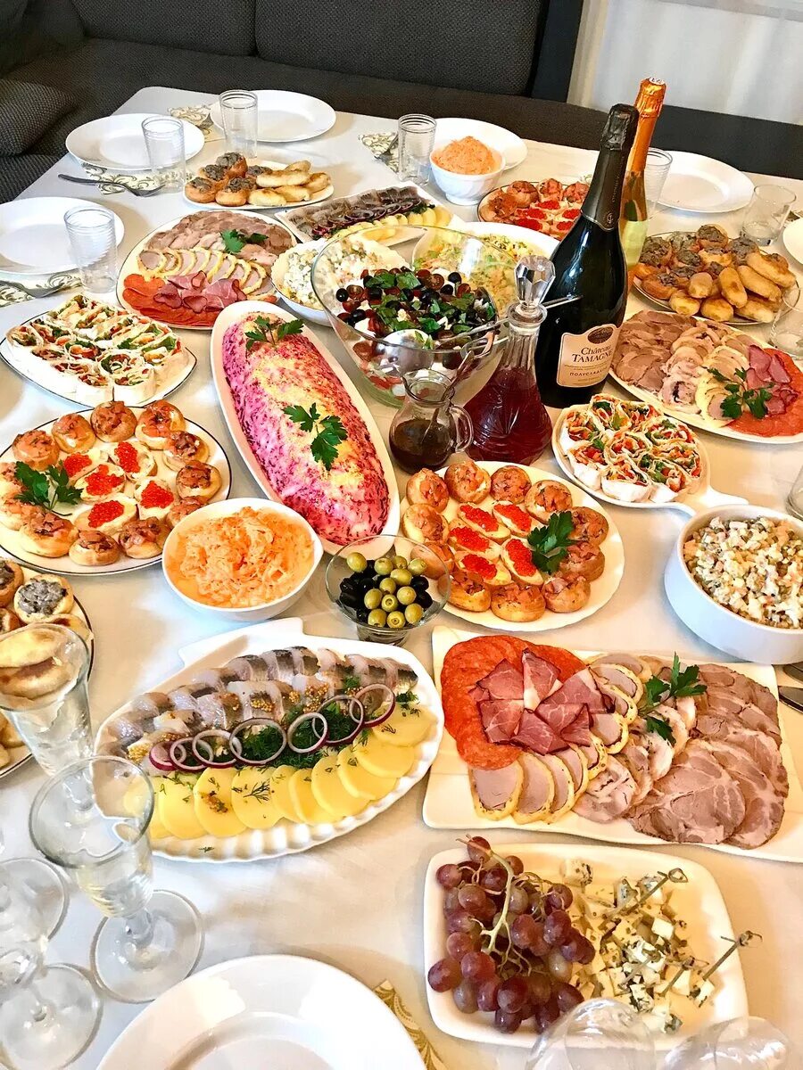 Вкусный стол фото. Праздничный стол. Праздничный стол на день рождения. Накрытый стол. Меню на день рождения.