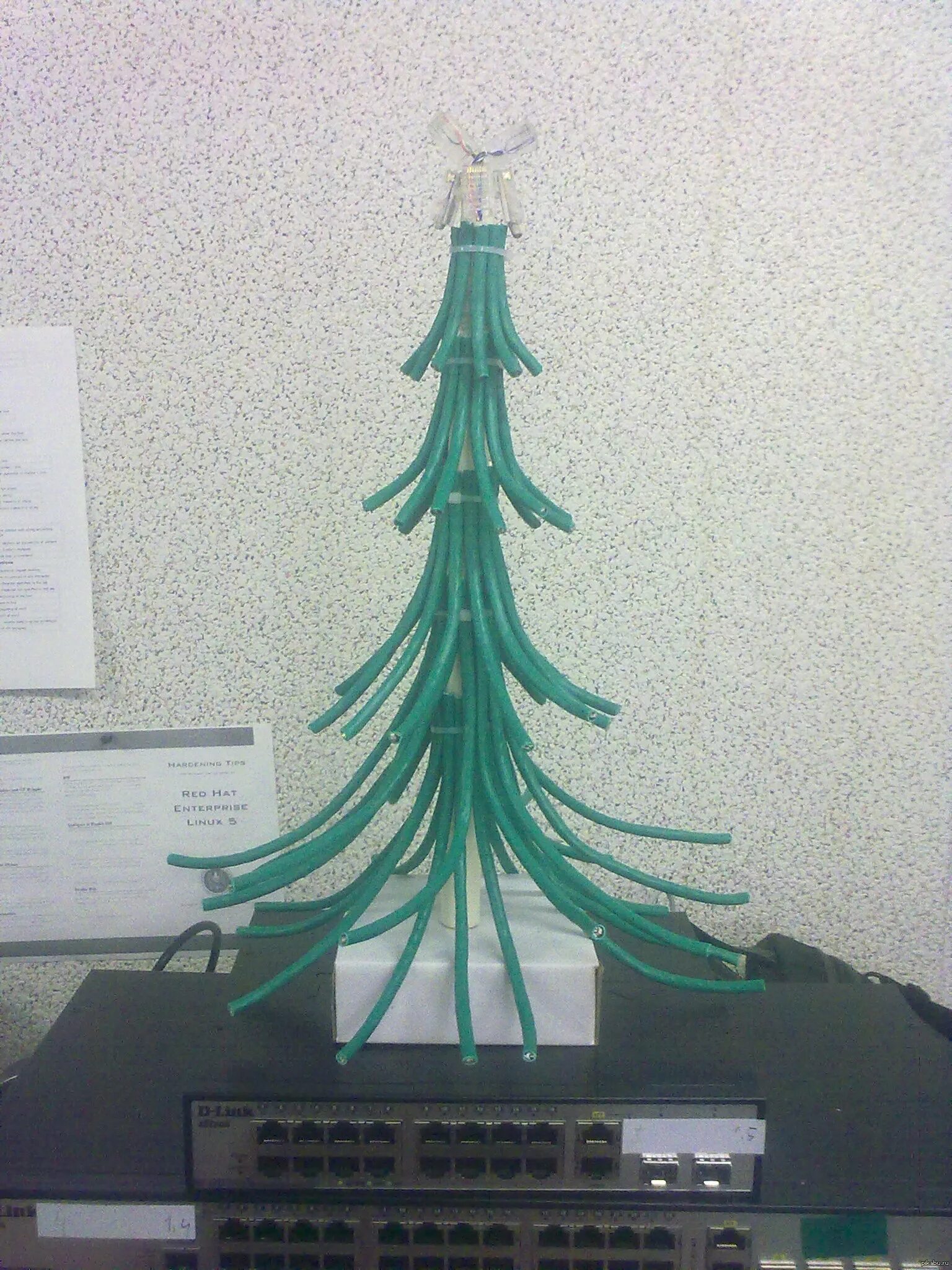 С новым годом системного администратора. Елка айтишников. Елка программиста. Новогодняя ёлка из витой пары. Поздравление с новым годом компьютерщиков.