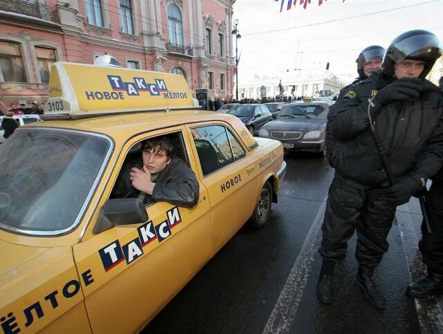 Таксисты бомбилы. Такси бомбила. Бомбилы на вокзале. Бомбила таксист. Водитель такси нижний новгород