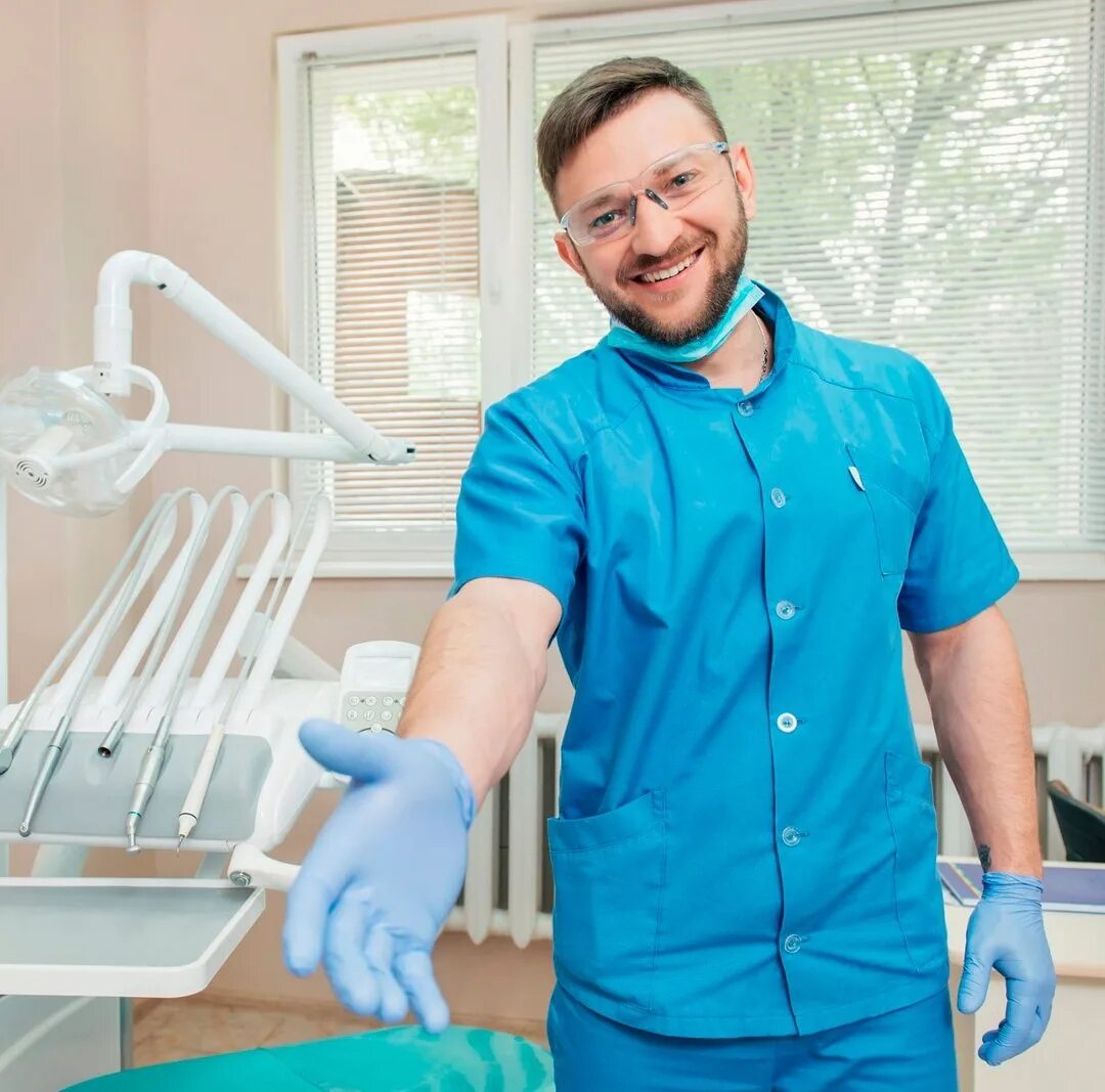 Стоматологический врач. Стоматолог. Фотосессия стоматолога. Сайт стоматологии. Стоматолог терапевт.