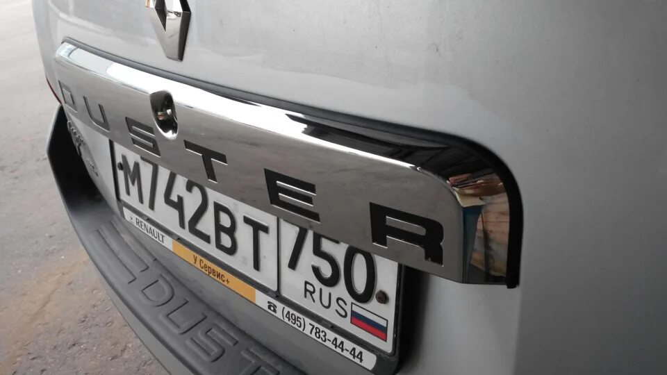 Накладка задней двери дастер. Накладка крышки багажника Renault Duster. Renault Duster накладка крышки багажника 2014 года. Уплотнитель накладки крышки багажника Duster. Уплотнитель накладки крышки багажника Рено Дастер.