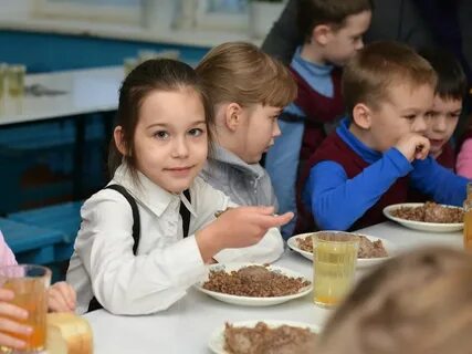 Дети едят в школьной столовой