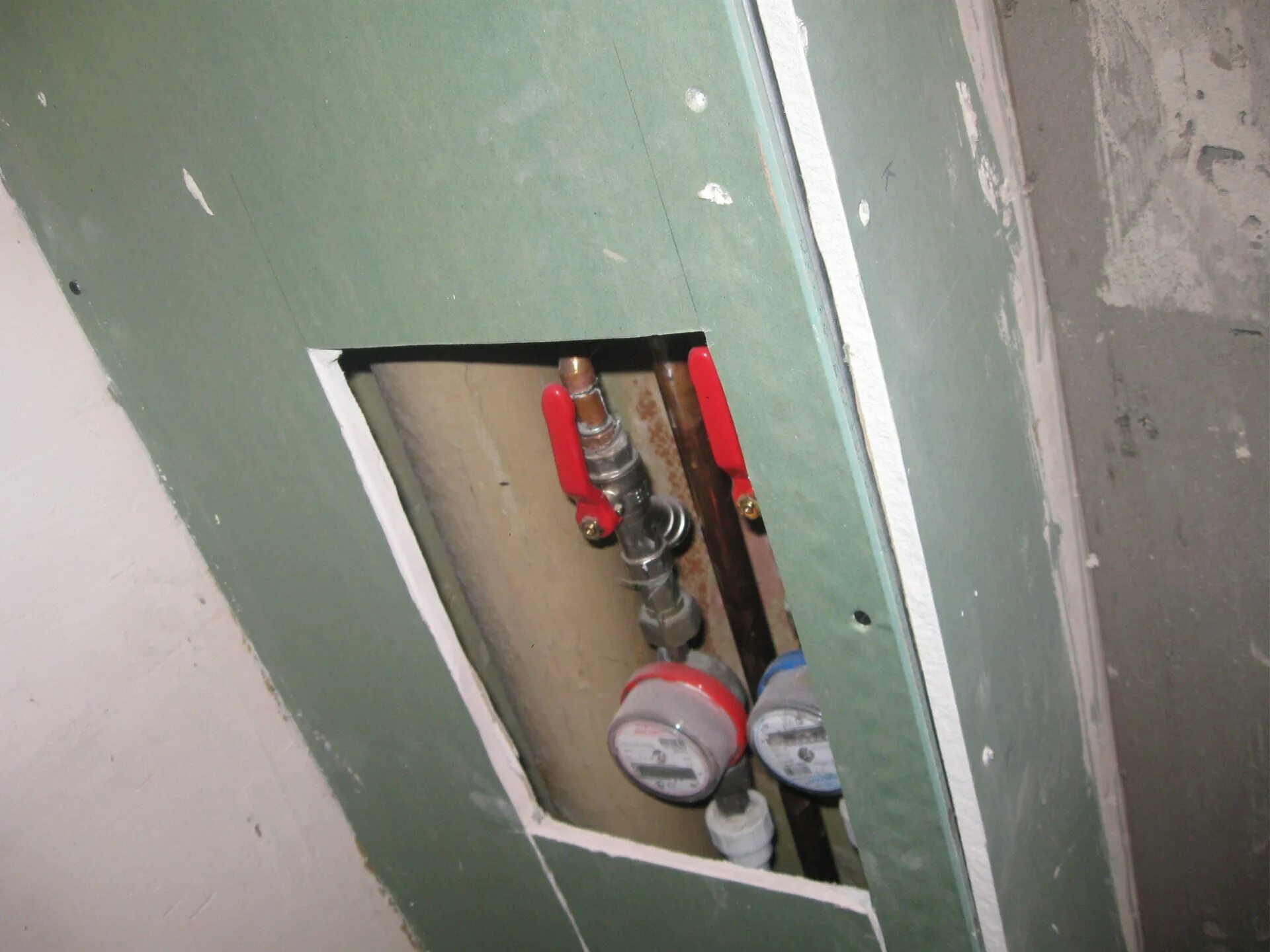 Обшить стояк. Каркас для скрытия труб. Каркас короба для труб в ванной. Короб в ванной. Обшить стояк.