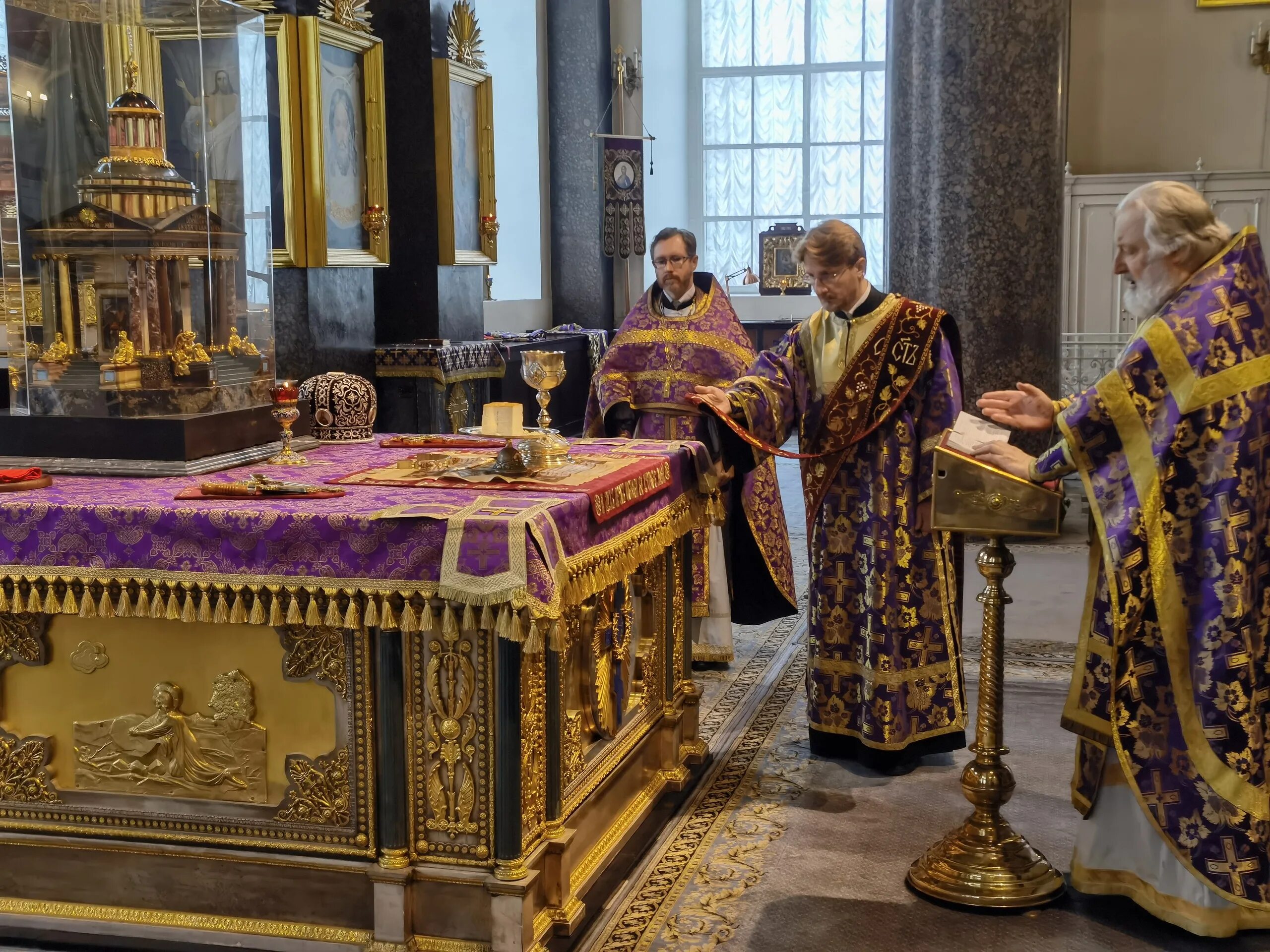Божественная литургия 7 января 2024 года. Храм христа спасителя изнутри патриарх. Вынос евангелия на богослужении. Патриарх молится. Божественная литургия 7 января 2024 года.