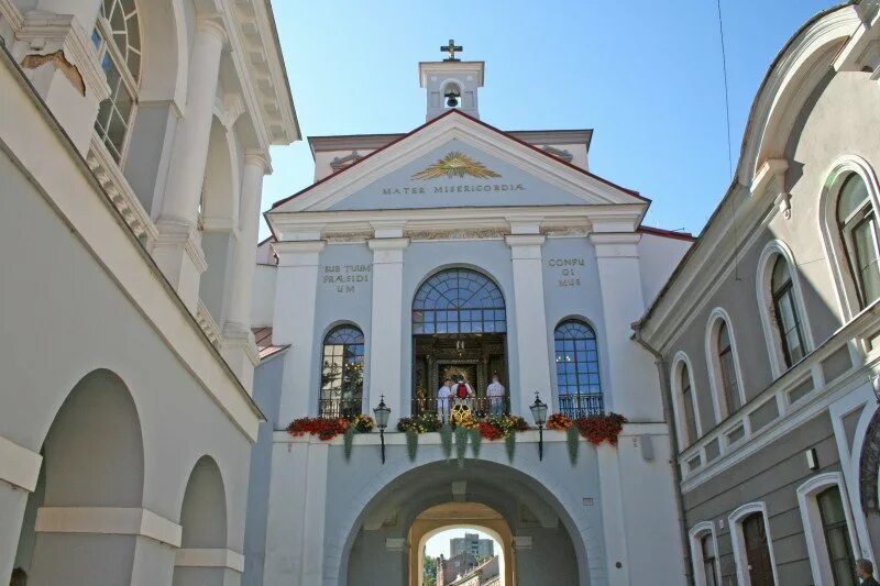 Ворота аушрос в вильнюсе. Ворота зари в вильнюсе. Аушрос вартай в вильнюсе. Святые ворота вильнюс. Литва ворота аушрос.