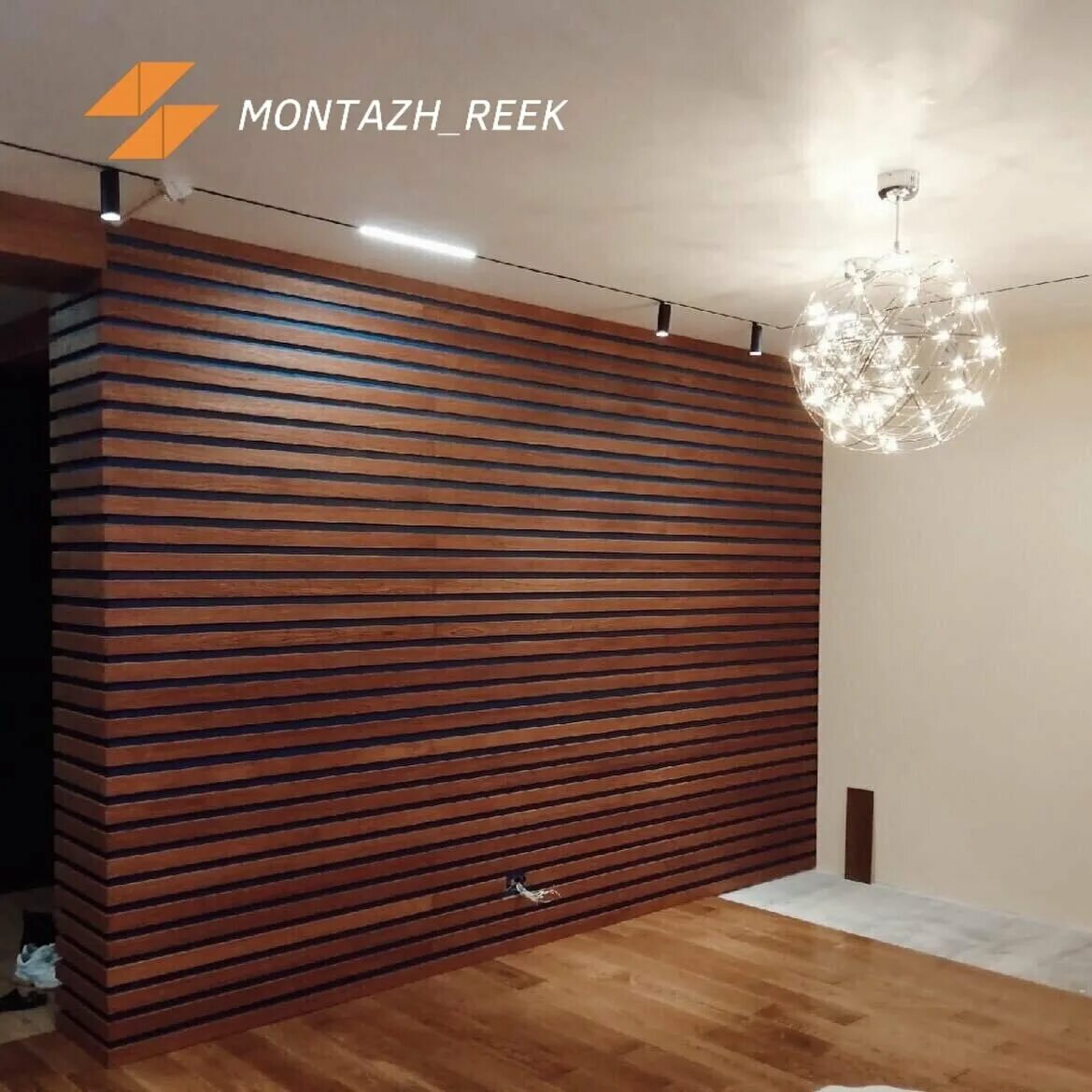 реечная перегородка с поворотным механизмом sofia 37. монтаж декоративных реек. установка декоративных реек на стену. установка декоративных реек на стену. зонирование деревянными рейками.