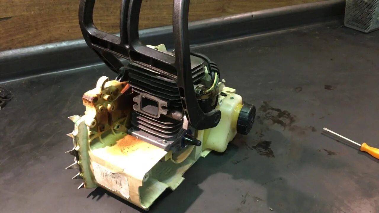 Stihl ms 180 масло. Штиль мс 180 масло канал. stihl ms 250 масляный насос. штиль мс 180 масло канал заглушка. заглушка масляного канала штиль 180.