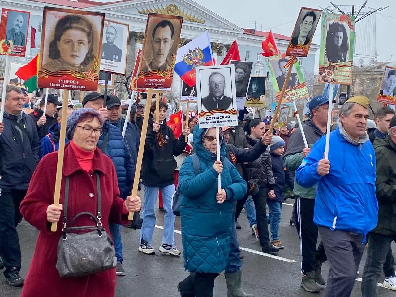 Бессмертный полк Забайкальский край. Бессмертный полк шествие. Шествие Бессмертного полка в Чите. 9 Мая Бессмертный полк. Шагает полк