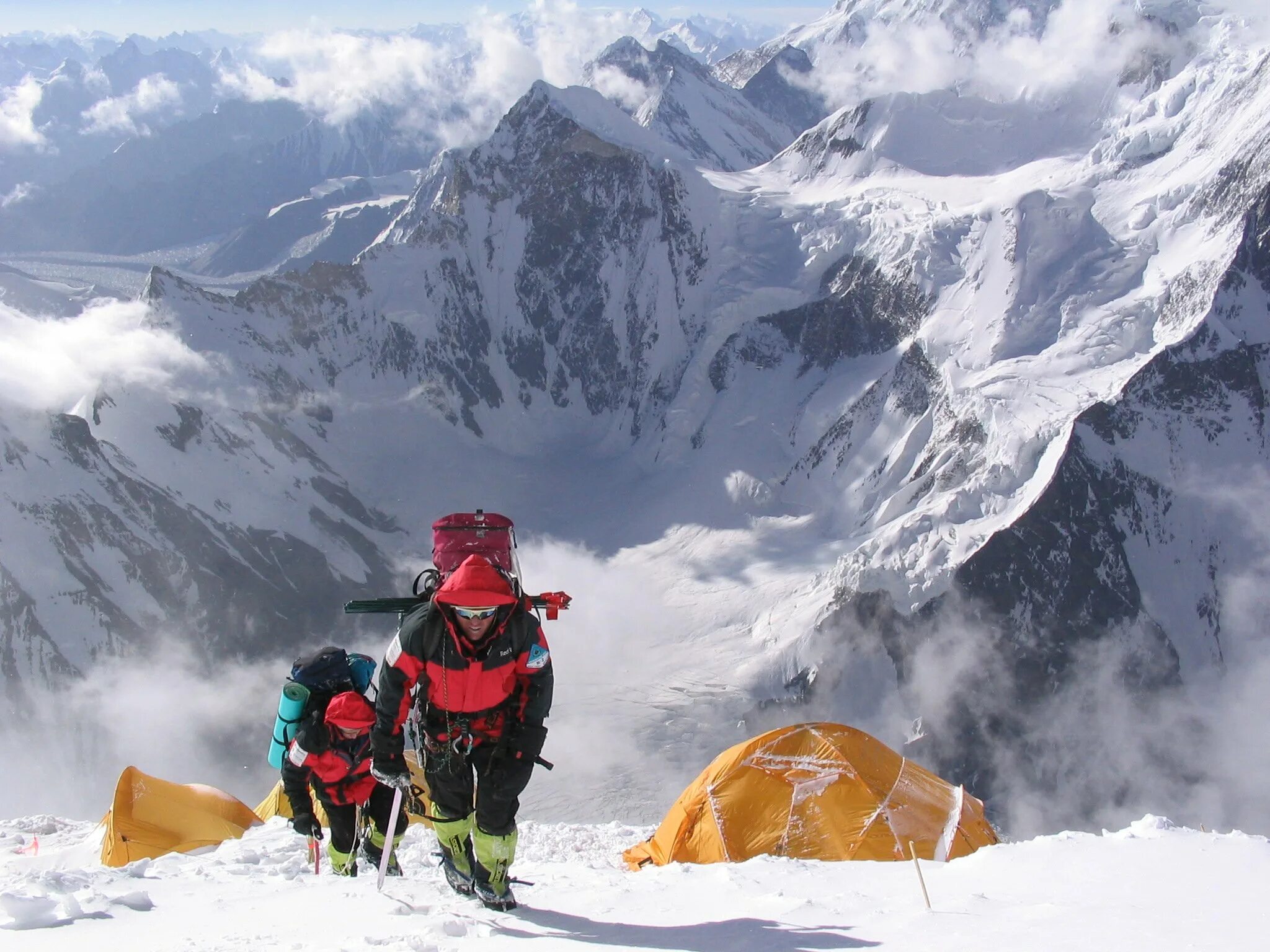 Скалолазание/альпинизм (summit/rock climbing). В горах в нее можно. Альпинизм. Пейзажи с туристов в горах. В горах в нее можно.