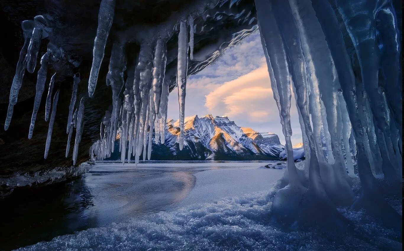 Лед снизу. Ледяная пещера Ольхон Байкал. Ледяной пейзаж. Зимняя пещера. Ледяной грот.