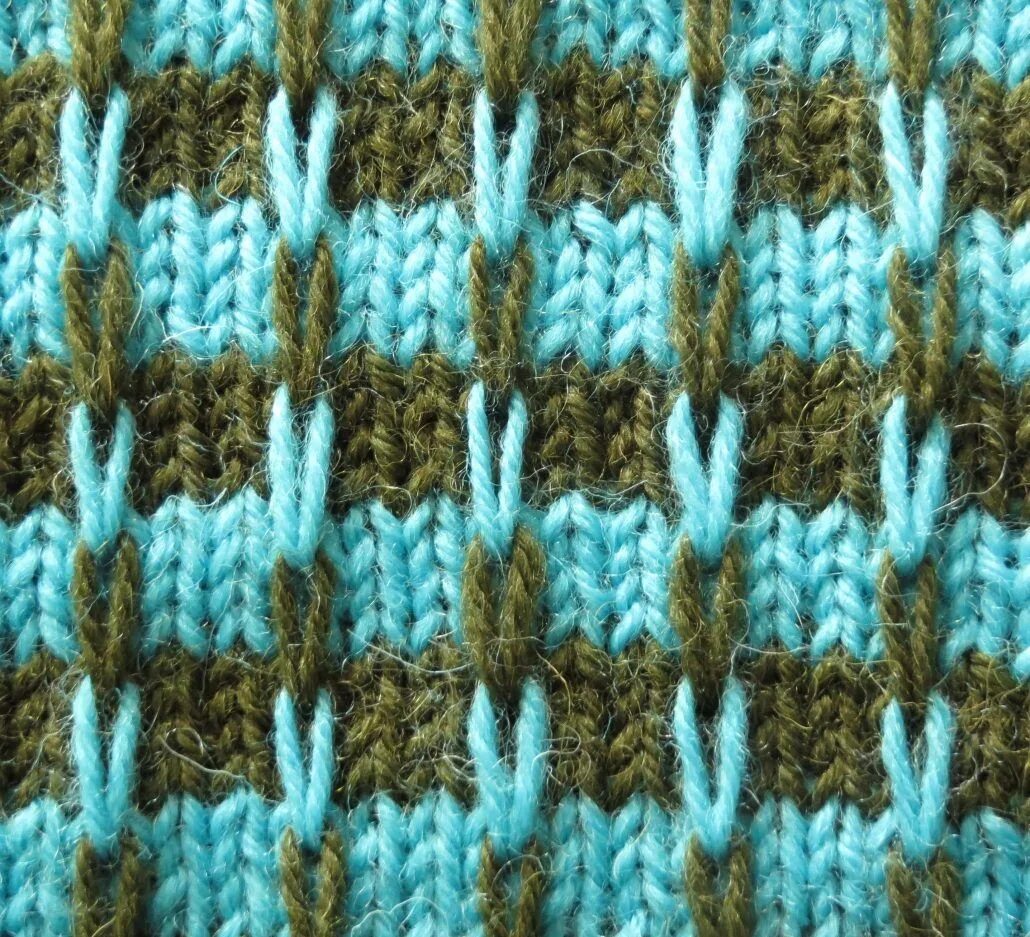 Двухцветный двухсторонний узор спицами. Ленивый жаккард спицами аверчева. Двухцветное вязание спицами. Двухцветная вязка спицами узоры. Связать спицами двухцветный.