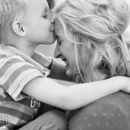 Поцелуй маму видео. Поцелуй матери. Ребенок целует. Мама целует. Мама целует сына.