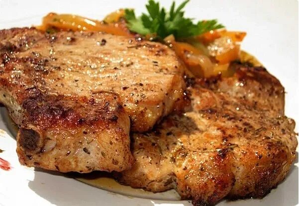 Как вкусно приготовить свиные отбивные. Свинина отбивная сочная и мягкая. четыре свиные отбивные. отбивная из свинины название. самая вкусная и мягкая отбивная из свинины.
