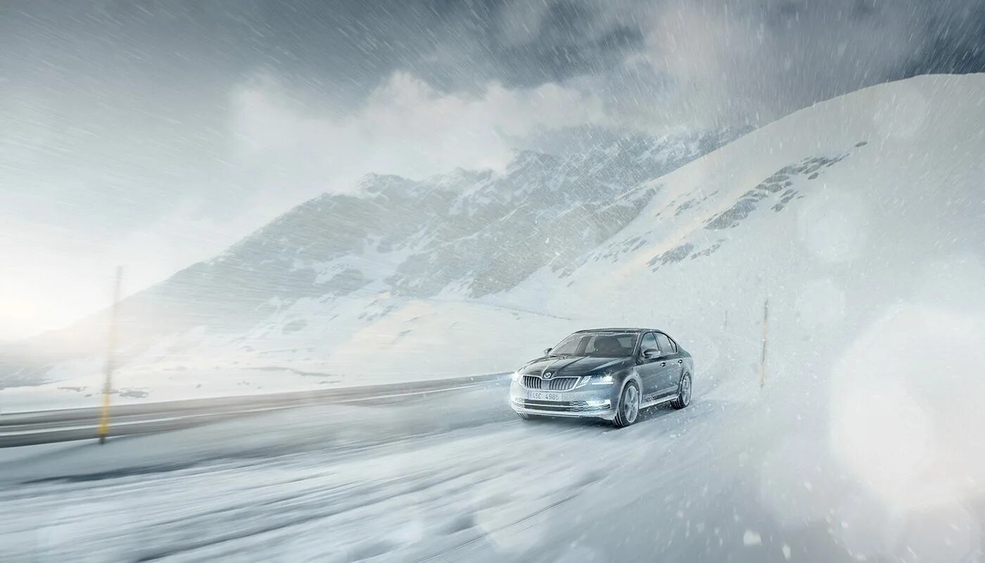 Машина в снегу. Машина в сугробе. Car in winter. Audi winter rs5. «mercedes-benz winter drive» 2004-2005.