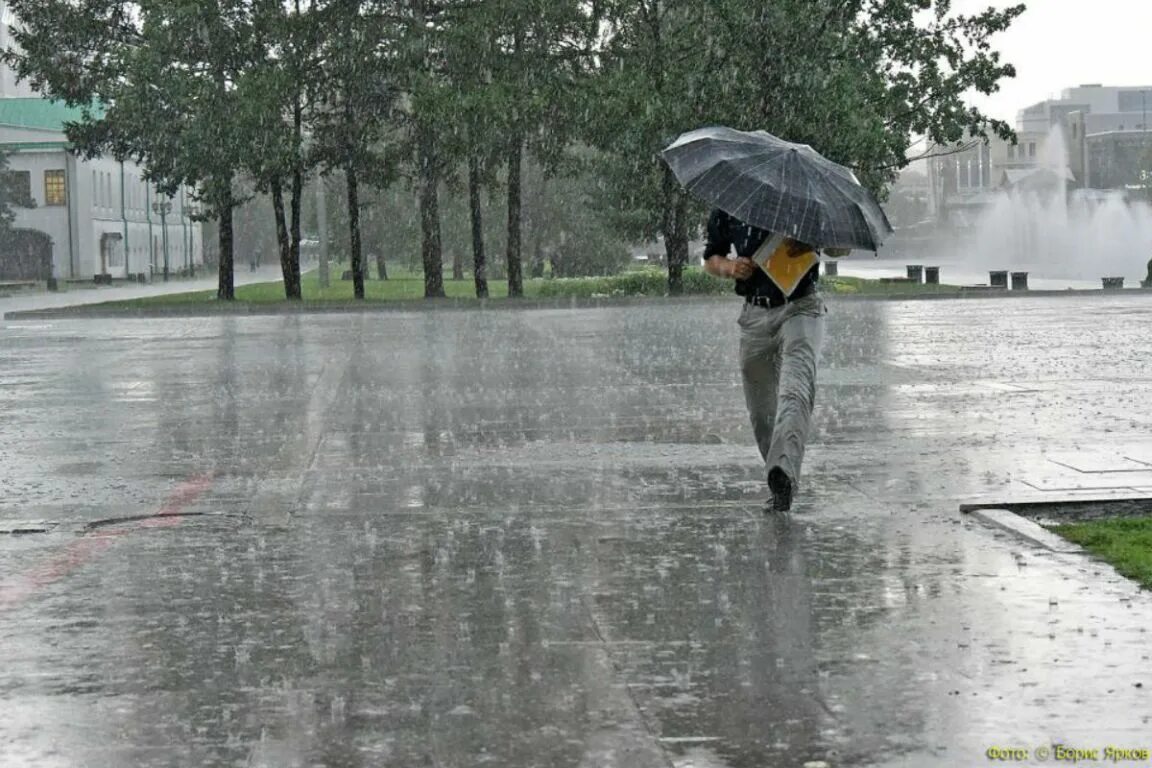 Дождливый день в Екатеринбурге. Штормовое предупреждение. Идет дождь. Дождь собирается. До скольки будет идти дождь сегодня