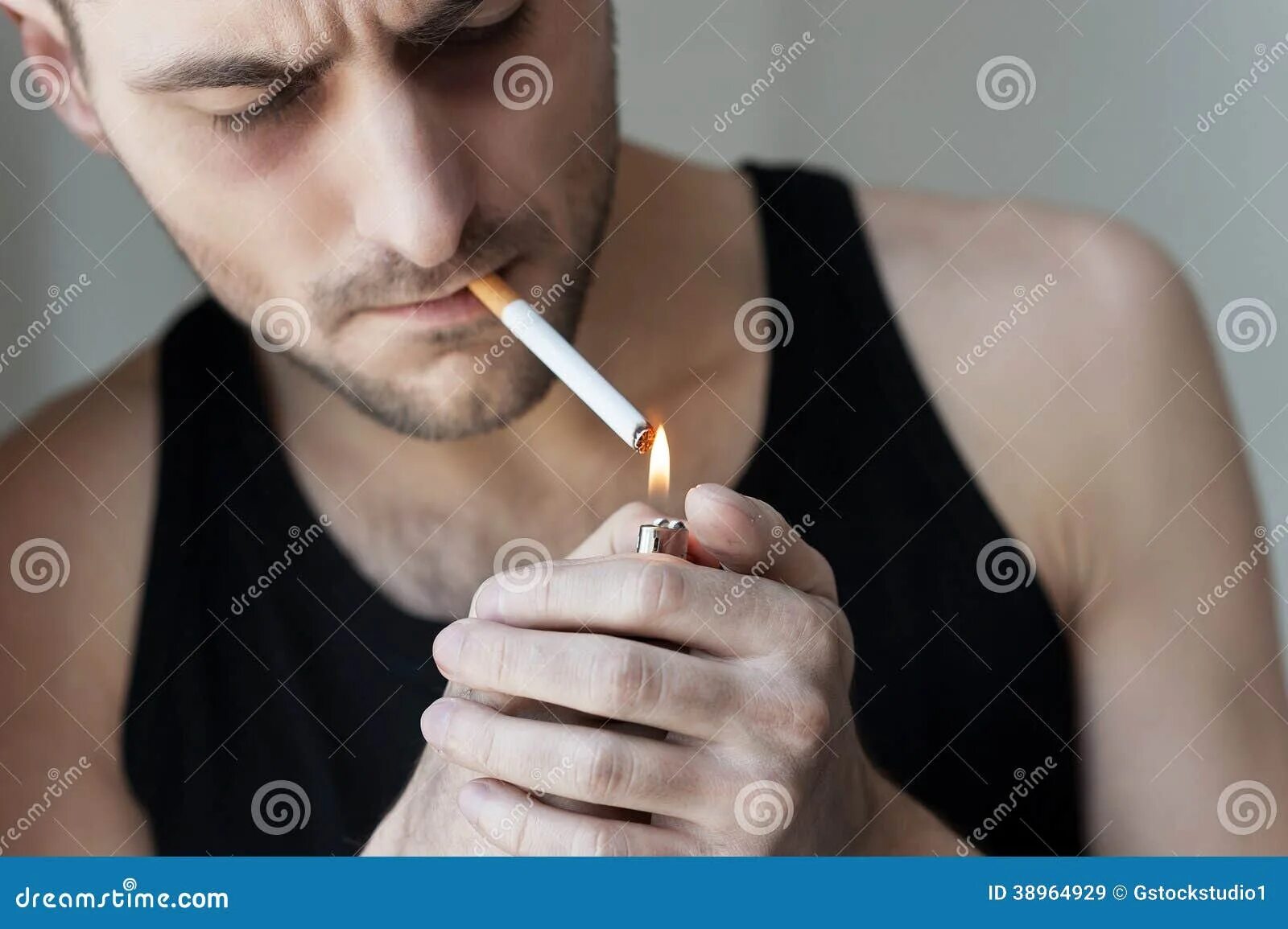 Запах сигарет в носу. Человек с огромной сигаретой. Большая сигарета. Мужчина прикуривает сигарету рисунок. Человек закуривает сигарету референс.