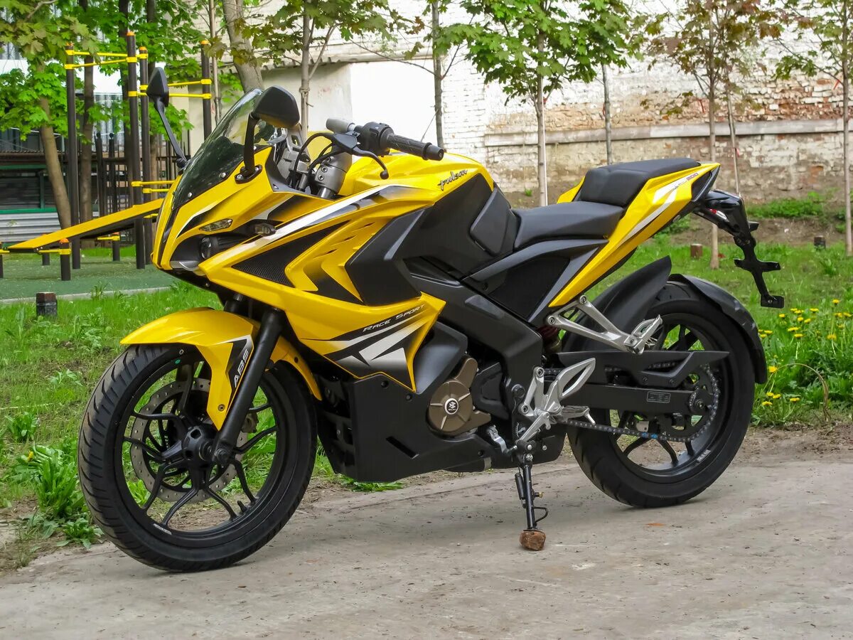Мотоцикл рс 200. Bajaj rs 200 в движении. Bajaj rs200. Bajaj rs200. Мотоцикл рс 200.