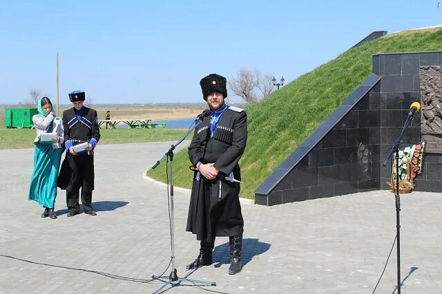 Хутор богомолов ставропольский край. Памятник атаману Матвею Платову Ставропольский край. Памятник Платову Хутор Богомолов Ставропольский край. Памятник атаману Платову в Красногвардейском районе.