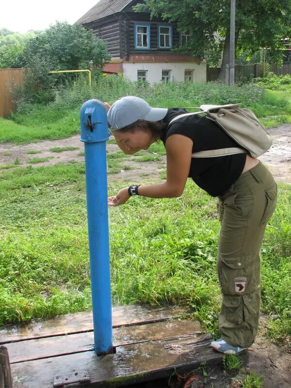 Сельских водопроводов. Колонка для воды. Колонка для воды уличная. Водяная колонка на улице. Водопроводные колонки на улице.