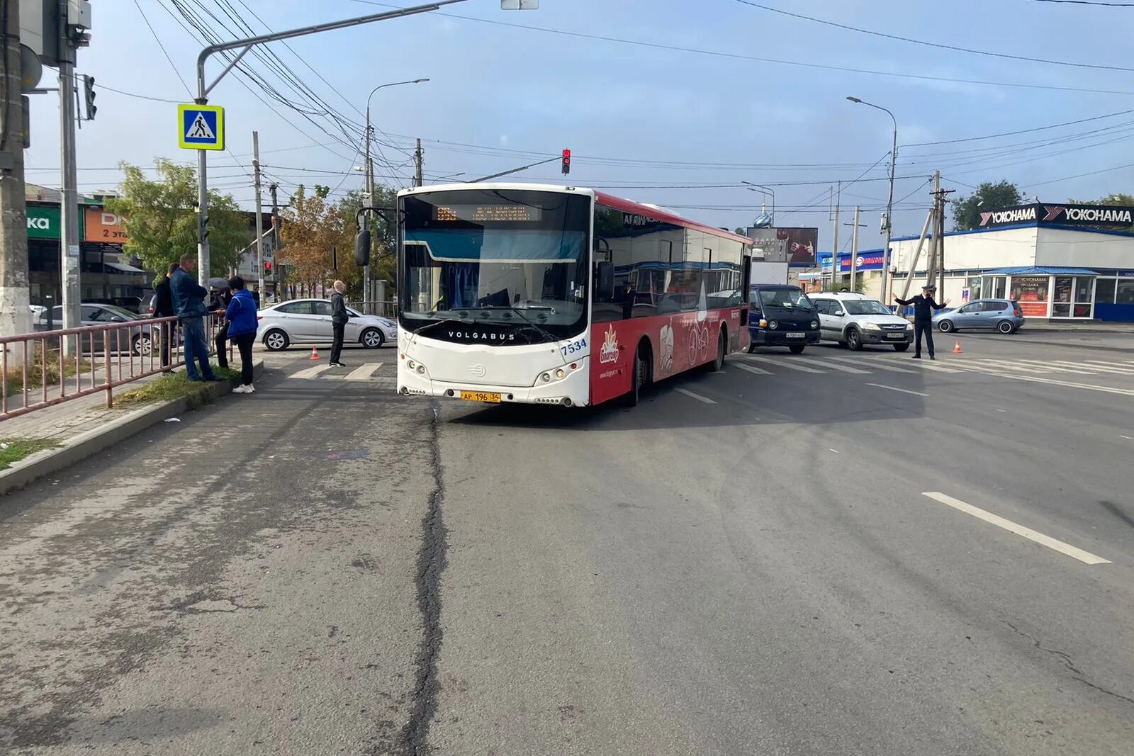 21 автобус волгоград остановки. 88 Автобус Волгоград. 85 Автобус Волгоград. Автобус наехал на старика. Сбили человека Волгоград Советский район.