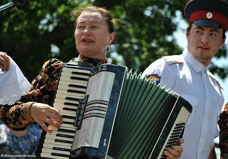 Новая песня дона. Песни над Доном фестиваль. Лейся песня над Доном. Над Доном угрюмым идем. День поля концерт казаки.