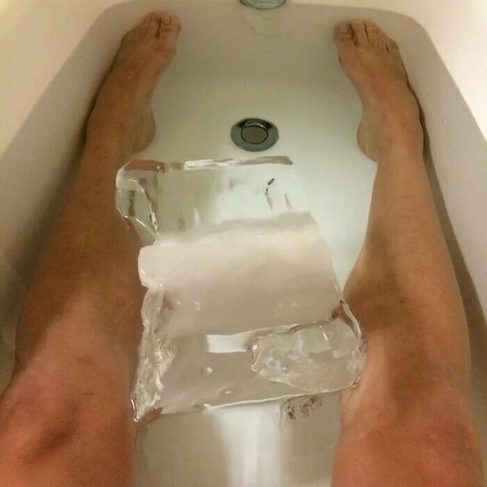 По утрам принимал ванну со льдом писатель. Ванна со льдом. Ноги в ванной. Мужские ноги в ванной. Ледяная ванна.