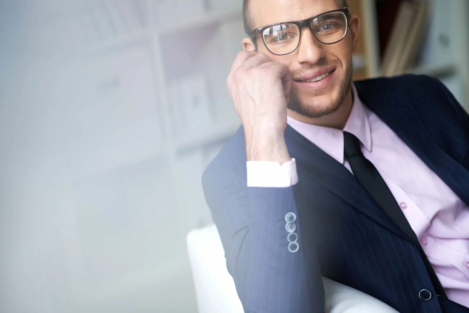 Оратор поправляет очки. Петров максим георгиевич. Бизнесмен в очках. Человек в костюме. Бизнесмен с камерой.