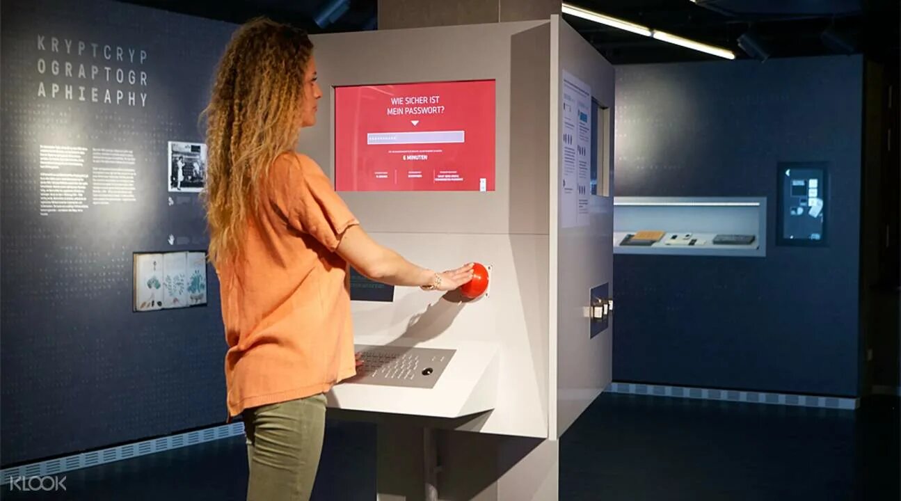 Формы промышленного шпионажа. Менделеевская станция турникеты. Музей шпионажа тампере. Кабины для дежурных по вестибюлям метро. Раскраска камуфляж и шпионаж.