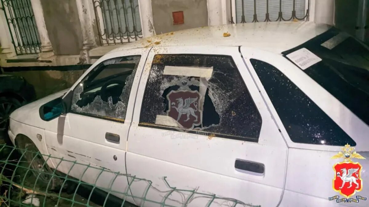 Разбили рф. Машина с разбитым стеклом. Неизвестные машины. Z машина разбили стекло. Разбили стекло украинского авто.