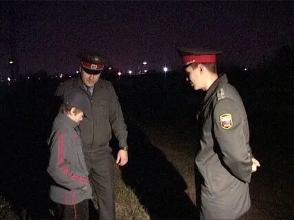 Дети в ночное время на улице
