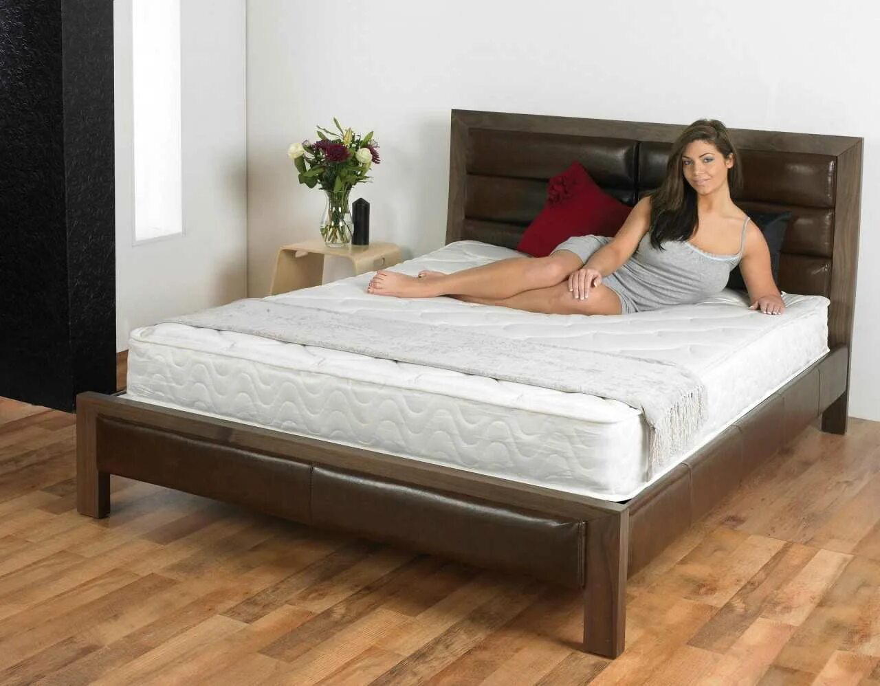 Двуспальная кровать. Кровать с матрасом. Кровать двуспальная обычная. Кровать с высоким матрасом.