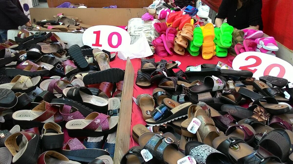 Цены на предметы в 2. Рынок обуви. Женская обувь на рынке. Базар обуви. Рынок обуви Турция.