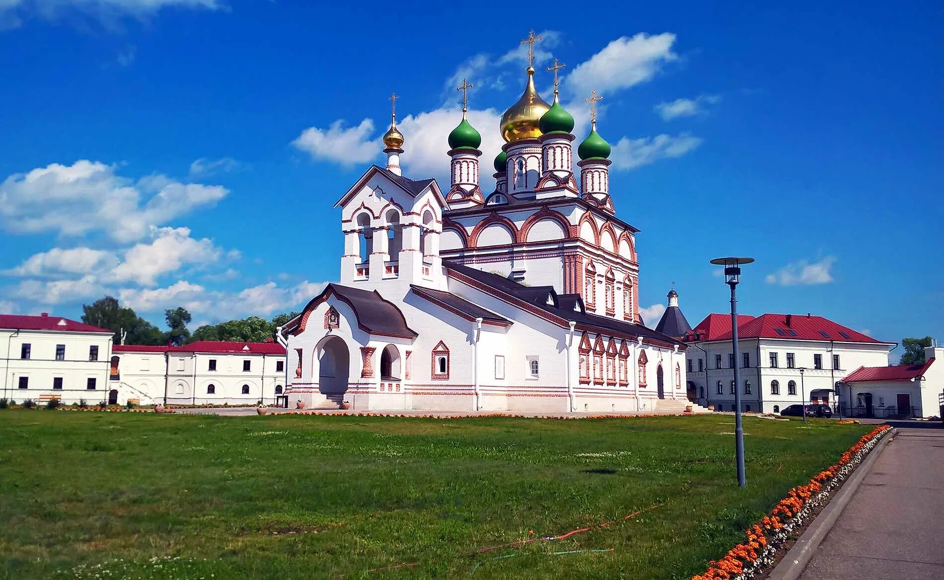 Ростов Великий монастырь Сергия Радонежского. Троице-Сергиевский Варницкий монастырь. Варницкий монастырь Ростов Великий. Свято Троицкий Варницкий монастырь Ростов.