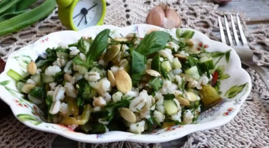 Салат с перловкой с огурцами. Заготовка рассольника на зиму. Салат с перловкой. Салат с перловкой с огурцами. Рассольник на зиму.