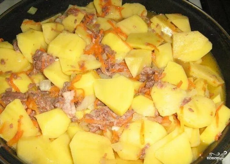 Картофель тушеный с тушенкой. Картошка с тушенкой. тушёная картошка с тушёнкой. картошка с тушенкой на сковороде.