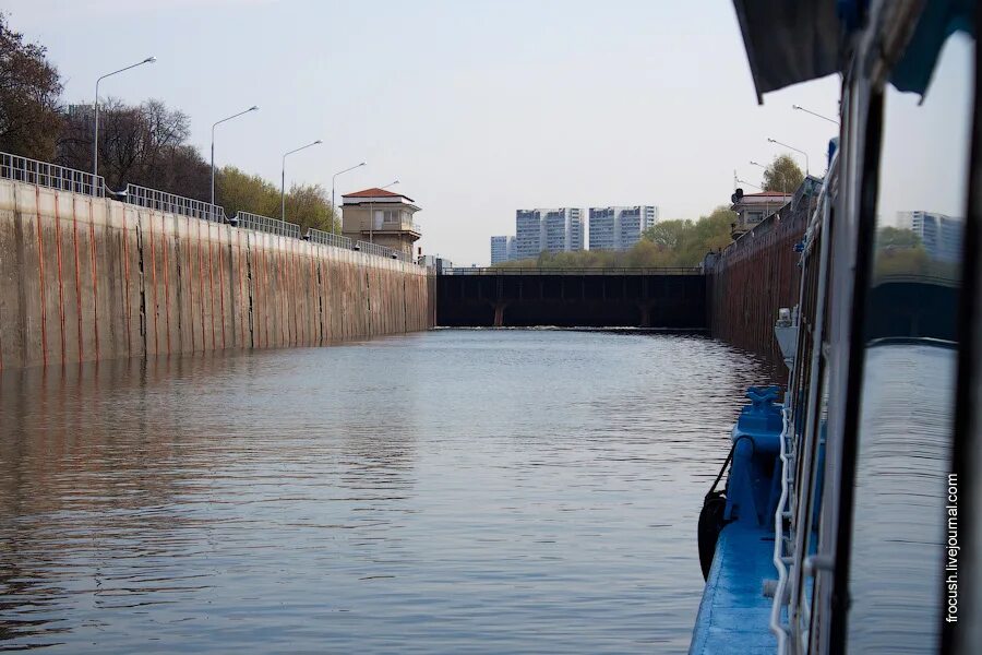 Камера шлюза. Уровень воды в Москва реке. Уровень воды в канале им Москвы. Городском бьефе реки Москвы. Центральный бьеф Москвы реки.