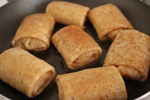 Замороженные блинчики с мясом на сковороде
