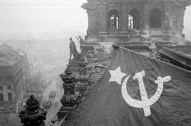 9 мая черный фото. Берлин 1945 Рейхстаг Знамя Победы. Рейхстаг флаг Победы.