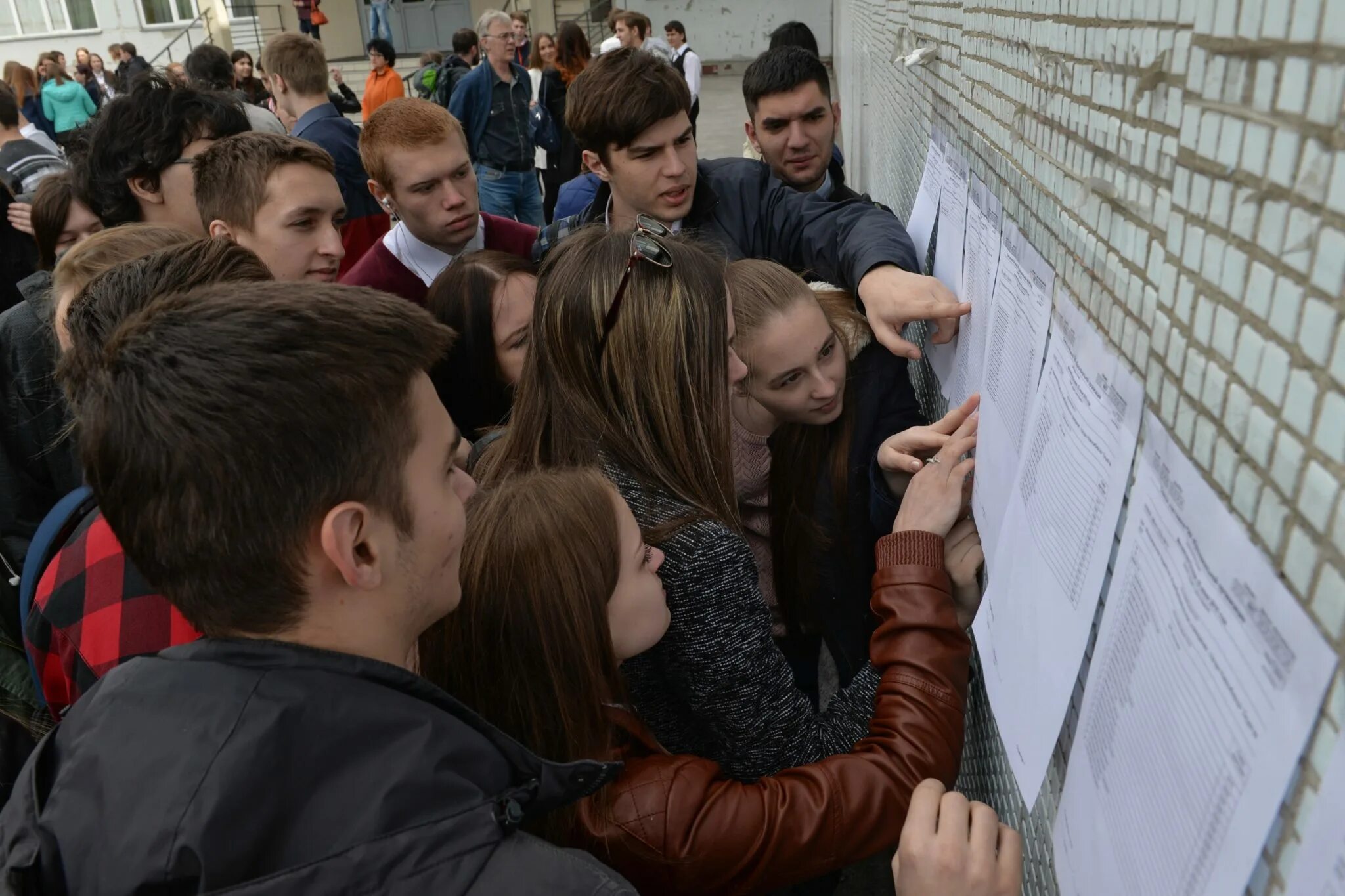 Поступи искренно. Поступление в вуз. Поступление в вуз абитуриент. Студенты в вузе. Поступление в колледж.