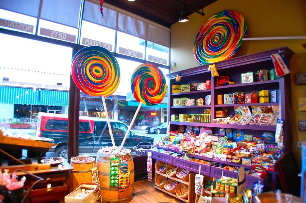 Sweet shop. Кенди шоп детский магазин сладостей. Витрина магазина сладостей. Витрина со сладостями. Магазин необычных сладостей.