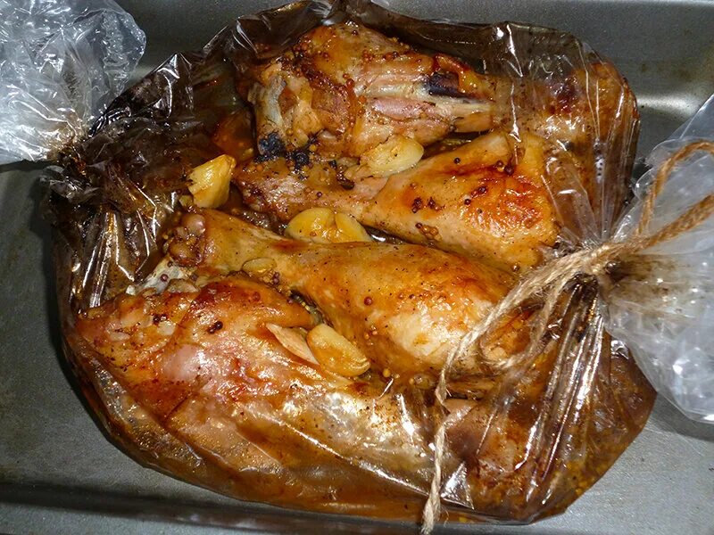Курица с рисом и овощами в рукаве. Курица в рукаве для запекания. Куриные ножки в рукаве в духовке.