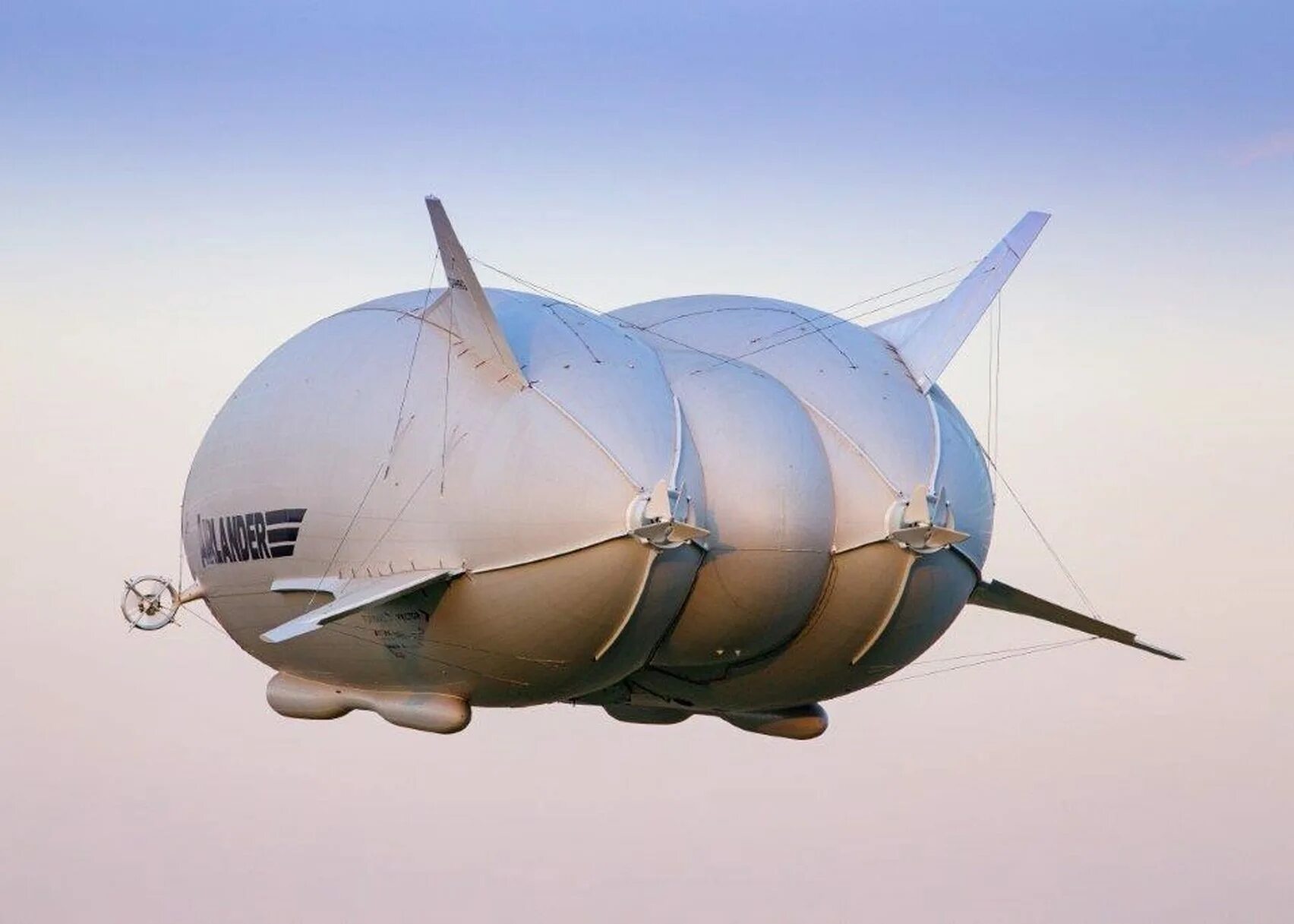 Дирижабль Airlander 10. Airlander 10 — гибридный дирижабль. Дирижабль Airlander 10 внутри. Самый большой дирижабль Airlander.