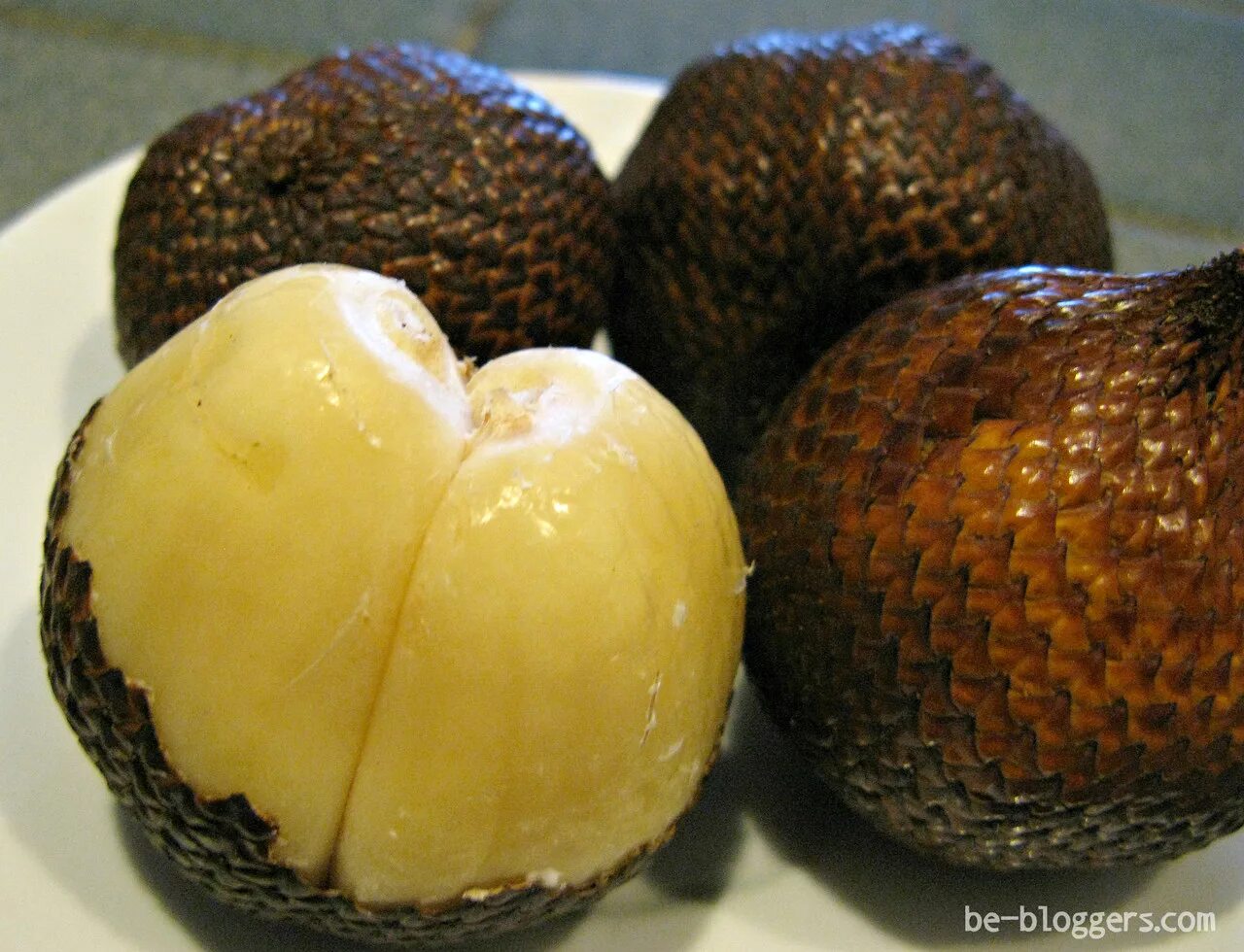 салак фрукт. белый киви фрукт. салак или змеиный фрукт. салак таиланд (змеиный фрукт ). киви фрукт.