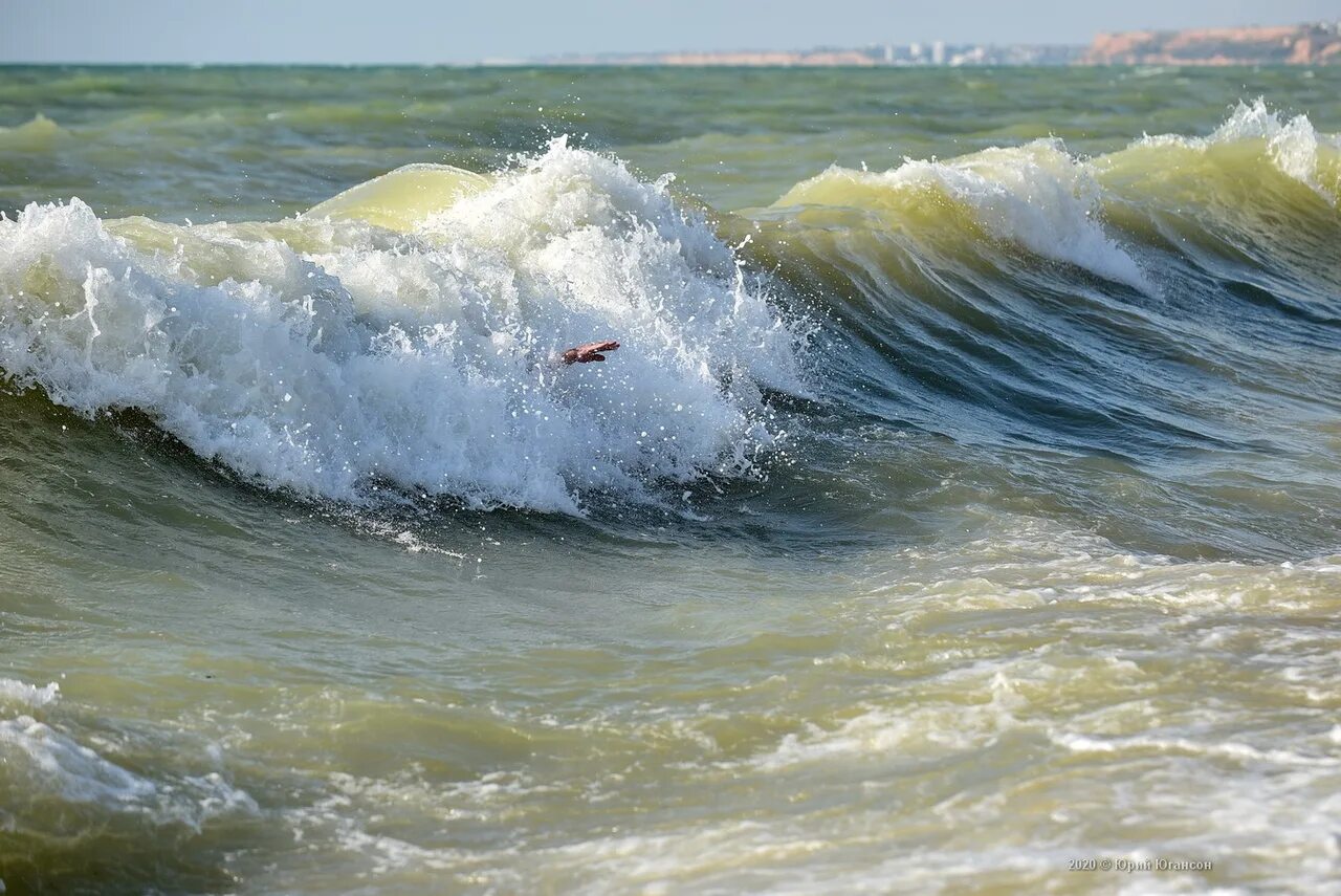 Песня черные волны черного моря. Черное море волны. Волны на Учкуевке. Море большие волны Севастополь. Прямоугольные волны на черном море.