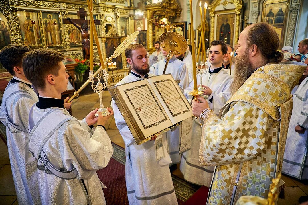 Служба преображению господню. Служба преображению господню. Яблочный спас патриарх кирилл. Яблочный спас освящение яблок в храме. Яблочный спас в церкви преображения господня.
