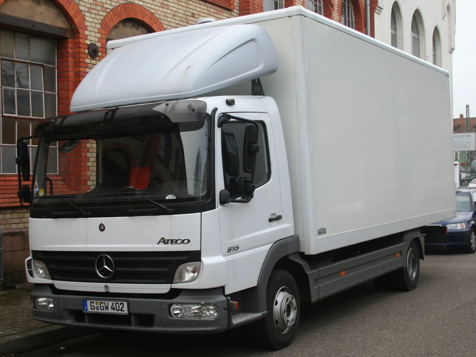 Грузовики до 12 тонн. Mercedes-Benz Atego 815. Мерседес Бенц Атего. Мерседес-Бенц Атего грузовой. Мерседес Атего 5 тонник.