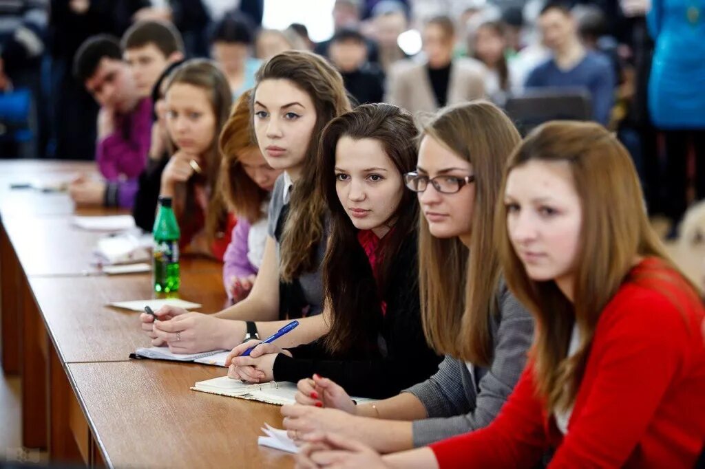 Студенты колледжа. Студентка вуза. поступление в вуз. ученики колледжа. студенты в вузе.