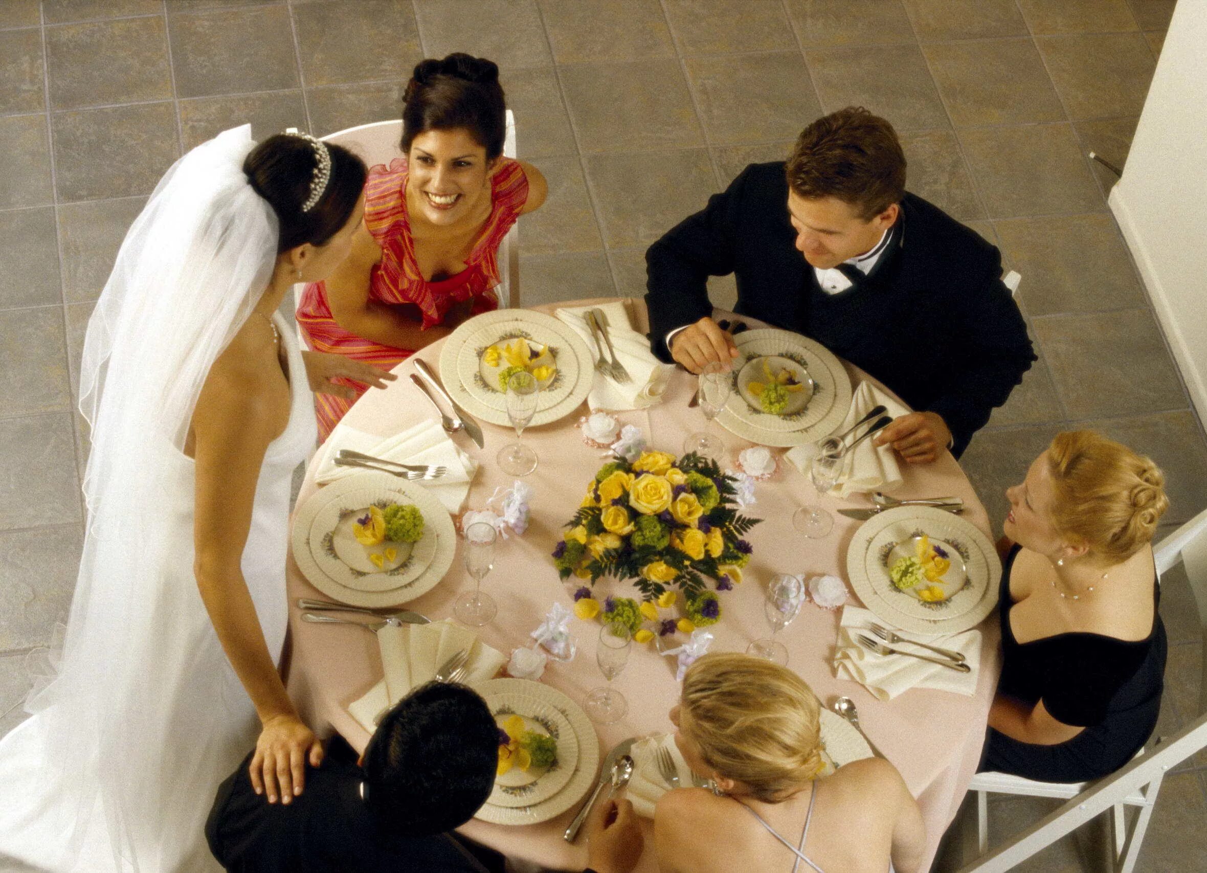 Свадьба в кругу семьи. Свадьба застолье. Гости на свадьбе за столом. Жених и невеста за столом. Свадебный стол для гостей.