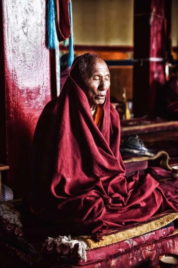 Тибетские горловые монахи. Буддийский монах Тхеравада. Буддистский монах Тибет. Бутан Далай лама. Буддисты в Гималаях.